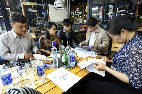 Đoàn kiểm tra an toàn thực phẩm và rượu tại một nhà hàng kinh doanh ăn uống ở quận Hai Bà Trưng, sáng 14/3. (Ảnh: Dương Ngọc/TTXVN)
