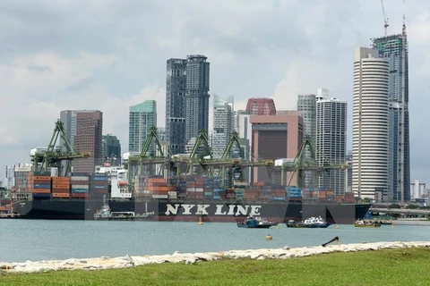 Hoạt động tại cảng ở Singapore. (Nguồn: AFP/TTXVN)