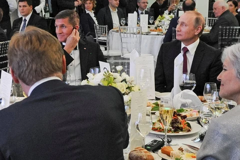 Michael Flynn (trái) dự buổi tiệc chiêu đãi với Tổng thống Nga Vladimir Putin. (Nguồn: nytimes)