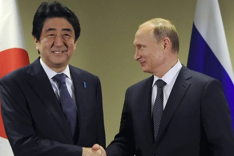 Thủ tướng Nhật Bản Shinzo Abe (trái) Tổng thống Nga Vladimir Putin. (Nguồn: AP)