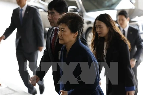 Bà Park Geun-hye (trước) tới văn phòng công tố ở Seoul để phục vụ công tác điều tra. (Nguồn: AFP/TTXVN)