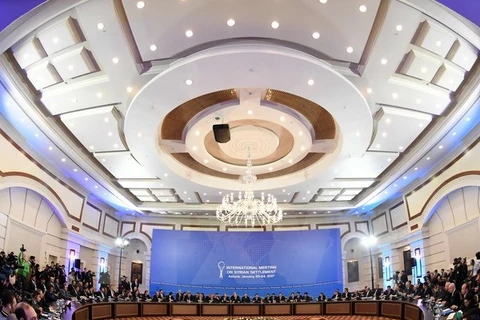 Đại diện của Chính phủ Syria và phe đối lập cùng đại diện của các nước trung gian tại cuộc hòa đàm ở thủ đô Astana. (Nguồn: AFP/TTXVN)