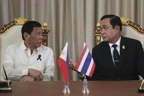 Thủ tướng Thái Lan Prayut Chan-o-cha (phải) và Tổng thống Philippines Rodrigo Duterte. (Nguồn: AP)