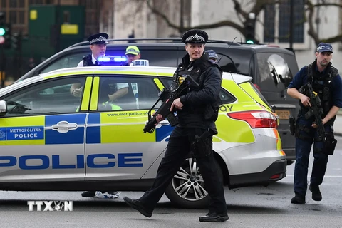 Cảnh sát Anh được triển khai tại hiện trường vụ tấn công bên ngoài tòa nhà Quốc hội ở London ngày 22/3. (Nguồn: EPA/TTXVN)