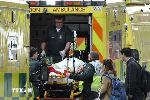 Chuyển nạn nhân vụ tấn công bên ngoài tòa nhà Quốc hội Anh tới bệnh viện điều trị ngày 22/3. (Nguồn: AFP/TTXVN)