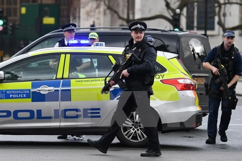 Cảnh sát Anh được triển khai tại hiện trường vụ tấn công bên ngoài tòa nhà Quốc hội ở London ngày 22/3. (Nguồn: EPA/TTXVN)