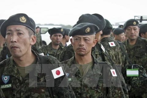 Các thành viên thuộc Các Lực lượng Phòng vệ Nhật Bản. (Ảnh: AP/TTXVN)