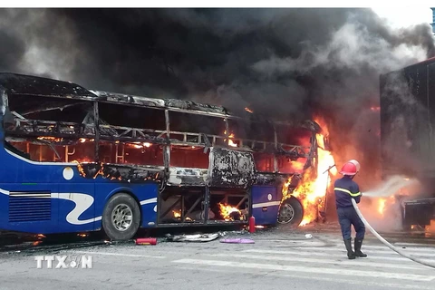 [Video] Hai xe ôtô đấu đầu, bốc cháy gây tắc nghẽn Quốc lộ 1A