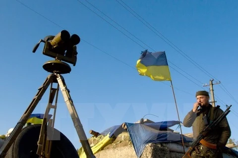 Binh lính Ukraine tại trạm kiểm soát thuộc khu vực miền Đông Lugansk. (Nguồn: AFP/TTXVN)