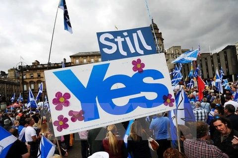 Những người ủng hộ độc lập tuần hành tại Quảng trường George ở Glasgow, Scotland. (Nguồn: AFP/TTXVN)