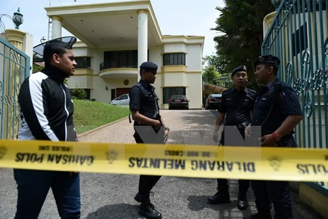 Cảnh sát Hoàng gia Malaysia giám sát lối vào chính của Đại sứ quán Triều Tiên. (Nguồn: AFP/TTXVN)