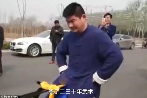 Võ sư kungfu gây kinh ngạc khi dùng bộ phận nhạy cảm kéo 7 xe ôtô