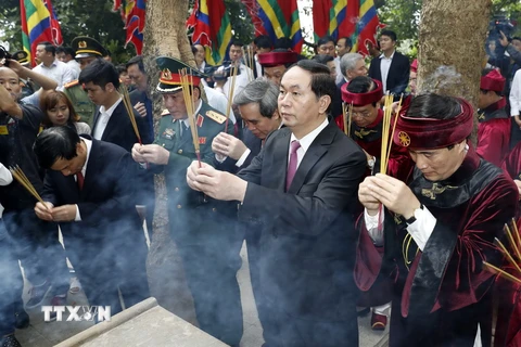 Chủ tịch nước Trần Đại Quang cùng nhiều đồng chí lãnh đạo Đảng, Nhà nước và đồng bào cả nước đến thành kính dâng hương tưởng niệm các Vua Hùng tại đỉnh núi Nghĩa Lĩnh. (Ảnh: Nhan Sáng/TTXVN)