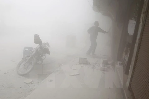 Khói bụi sau một cuộc không kích ở thị trấn Hamouria thuộc khu vực Đông Ghouta ngày 3/4 vừa qua. (Ảnh: AFP/TTXVN)