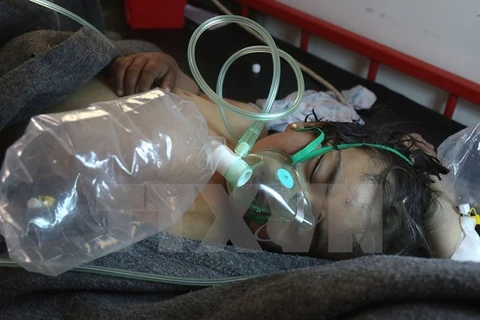 Trẻ em Syria được điều trị y tế do hít phải khí độc sau đợt không kích ở thị trấn Khan Sheikhun, tỉnh Idlib ngày 4/4. (Nguồn: AFP/TTXVN)