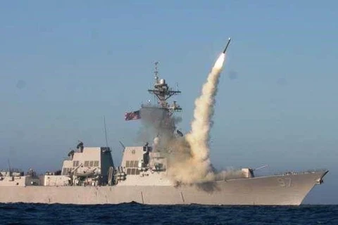 Tàu chiến Mỹ đã bắn hàng chục tên lửa hành trình vào Syria. (Nguồn: NBC)