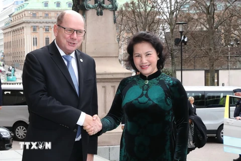 Chủ tịch Quốc hội Thụy Điển Urban Ahlin đón Chủ tịch Quốc hội Nguyễn Thị Kim Ngân. (Ảnh: Trọng Đức/TTXVN)
