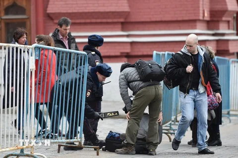 Cảnh sát Nga siết chặt an ninh tại lối vào Quảng trường Đỏ ngày 5/4, sau vụ tấn công khủng bố ở St. Petersburg. (Nguồn: AFP/TTXVN)