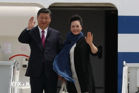 Chủ tịch Trung Quốc Tập Cận Bình (trái) cùng phu nhân tại sân bay quốc tế Palm Beach ngày 6/4. (Nguồn: AFP/TTXVN)