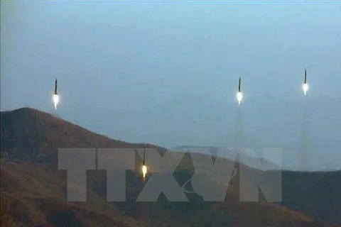 Tên lửa được phóng lên trong cuộc diễn tập của các đơn vị pháo binh thuộc Lực lượng chiến lược của Quân đội Nhân dân Triều Tiên. (Nguồn: YONHAP/TTXVN)