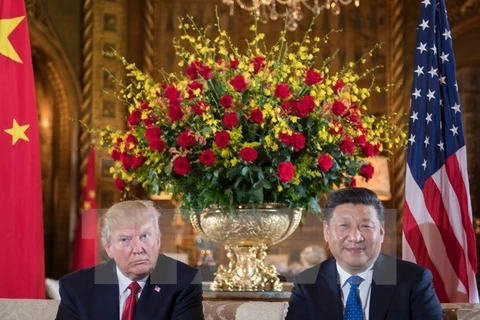 Tổng thống Mỹ Donald Trump (phải) tiếp Chủ tịch Trung Quốc Tập Cận Bình (trái) tại khu nghỉ dưỡng Mar-a-Lago ở West Palm Beach, bang Florida ngày 6/4. (Nguồn: AFP/TTXVN) 
