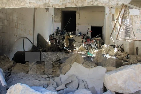 Bệnh viện thị trấn Khan Sheikhun bị hư hại sau cuộc tấn công bị tình nghi sử dụng vũ khí hóa học ngày 4/4. (Nguồn: AFP/TTXVN)