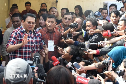 Thị trưởng đương nhiệm của Jakarta Basuki Tjahaja Purnama (trái) trả lời báo giới sau khi bỏ phiếu tại thủ đô ngày 15/2. (Nguồn: AFP/TTXVN)