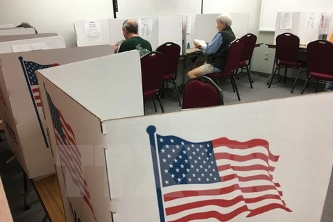 Cử tri Mỹ bỏ phiếu bầu Tổng thống Mỹ 2016 tại điểm bầu cử sớm ở Eau Claire, Wisconsin. (Nguồn: AFP/TTXVN)