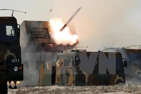 Quân đội Hàn Quốc diễn tập bắn đạn thật với loại pháo phản lực đa nòng thế hệ mới mang tên Cheonmu. (Nguồn: Yonhap/TTXVN)