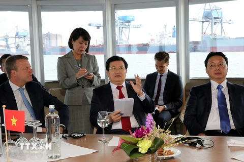 Thủ tướng Trịnh Đình Dũng đến thăm công trình Sand Engine (Động cơ cát), một thành tựu nổi bật về cải tạo thiên nhiên của Hà Lan. (Ảnh: Phạm Văn Thắng/TTXVN) 