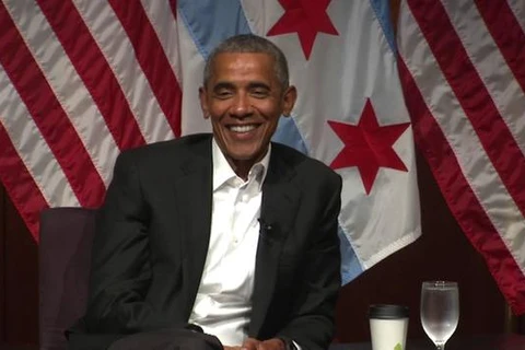 Ông Obama trò chuyện với các sinh viên. (Nguồn: abc7chicago)