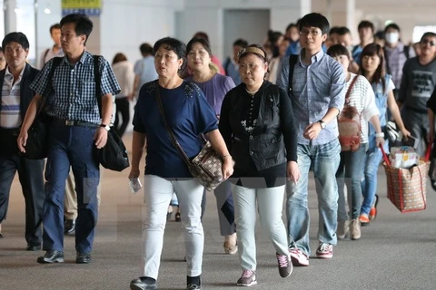 Khách du lịch Trung Quốc tới sân bay quốc tế Incheon ở Hàn Quốc ngày 27/9/2012. (Nguồn: YONHAP/TTXVN)