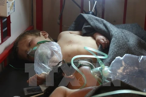 Trẻ em được điều trị trong bệnh viện ở thị trấn Maaret al-Noman, tỉnh Idlib, sau khi bị ảnh hưởng bởi cuộc tấn công bị tình nghi sử dụng vũ khí hóa học ngày 4/4. (Nguồn: AFP/TTXVN)