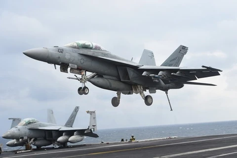 Máy bay chiến đấu F/A-18F Super Hornet hạ cánh xuống tàu sân bay USS Carl Vinson. (Nguồn: AFP/TTXVN)