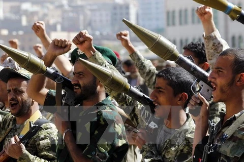 Các chiến binh thuộc phong trào vũ trang Hồi giáo Houthi ở Sanaa, Yemen. (Nguồn: EPA/TTXVN)