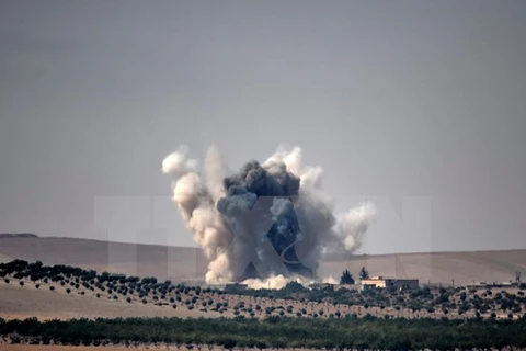 Khói bốc lên sau vụ không kích của không quân Thổ Nhĩ Kỳ xuống làng Jarabulus thuộc khu vực biên giới giữa Syria và Thổ Nhĩ Kỳ. (Nguồn: AFP/TTXVN)