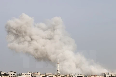 Khói bốc lên sau các cuộc không kích ở Daraa, Syria. (Nguồn: AFP/TTXVN)