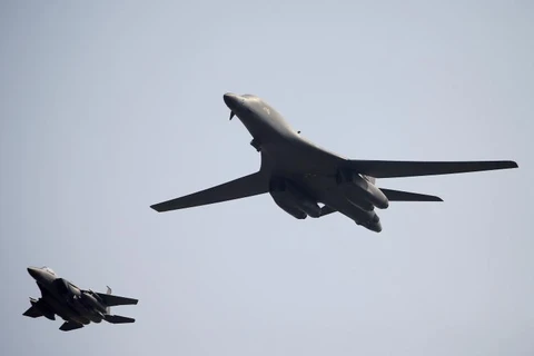 Máy bay ném bom chiến lược B-1B (phải) của không quân Mỹ. (Nguồn: Reuters)