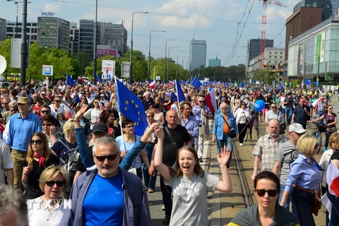 Phần lớn người biểu tình mang theo quốc kỳ Ba Lan và cờ của Liên minh châu Âu, với cùng mong muốn rằng Chính phủ đương thời ở Ba Lan cần tôn trọng dân chủ và luật pháp để có thể ở lại lâu dài trong EU. (Nguồn: EPA/TTXVN)