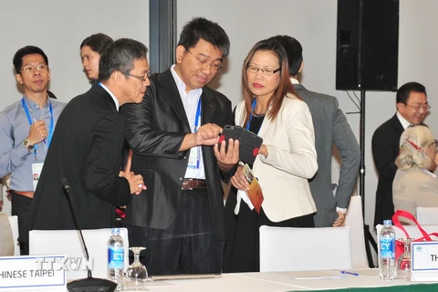 Các đại biểu đại diện các nền kinh tế APEC bên lề cuộc họp. (Ảnh: Nguyễn Khang/TTXVN)
