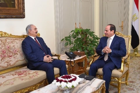 Tổng thống Ai Cập Abdel Fattah Al-Sisi (phải) và người đứng đầu Quân đội Quốc gia Libya, Tướng Khalifa Haftar. (Nguồn: dailynewsegypt)