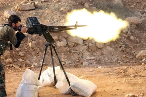 Quân nổi dậy nã súng vào mục tiêu của lực lượng ủng hộ Chính phủ Syria ở thành phố Aleppo. (Nguồn: AFP/TTXVN) 