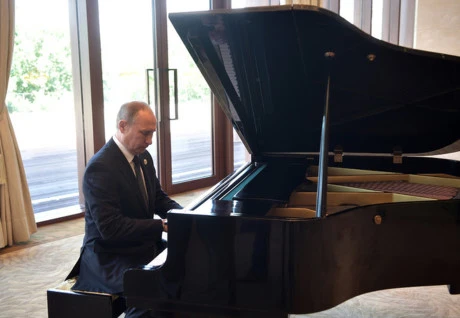Tổng thống Nga Putin trổ tài chơi piano khi chờ ông Tập Cận Bình