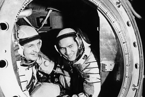 Trong chuyến bay cuối, ông bay cùng nhà du hành vũ trụ đầu tiên của Việt Nam Phạm Tuân. (Nguồn: Tạp chí Bạch Dương)