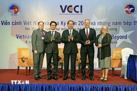 Chủ tịch nước Trần Đại Quang cùng Đại sứ Hoa kỳ tại Việt Nam Ted Osius chụp ảnh chung với lãnh đạo Phòng Thương mại và Công nghiệp Việt Nam và lãnh đạo Hiệp hội Thương mại Hoa Kỳ. (Ảnh: Nhan Sáng/TTXVN)