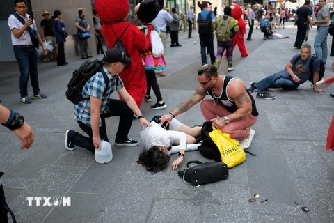 Những người bị thương tại hiện trường vụ đâm xe ở Quảng trường Thời đại thành phố New York ngày 18/5. (Nguồn: AFP/TTXVN)