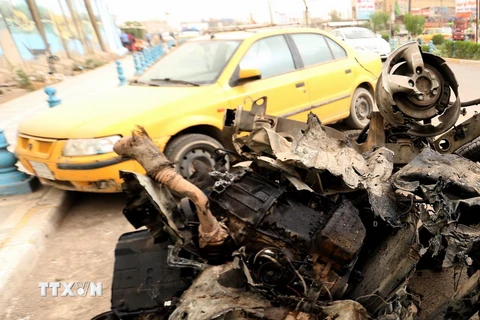Hiện trường vụ đánh bom xe ở Dora, tây nam Baghdad ngày 20/5. (Nguồn: EPA/TTXVN)