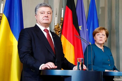 Tổng thống Ukraine Petro Poroshenko (trái) và Thủ tướng Đức Angela Merkel. (Nguồn: Reuters)