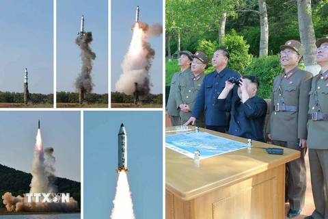 Nhà lãnh đạo Triều Tiên Kim Jong-un (ảnh bên phải) theo dõi vụ phóng thử tên lửa đạn đạo tầm trung mới Pukguksong-2 từ vùng Pukchang thuộc một tỉnh miền tây Triều Tiên ngày 21/5. (Nguồn: YONHAP/TTXVN)