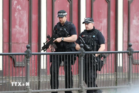 Cảnh sát tuần tra xung quanh sân vận động Manchester Arena. (Nguồn: EPA/TTXVN)